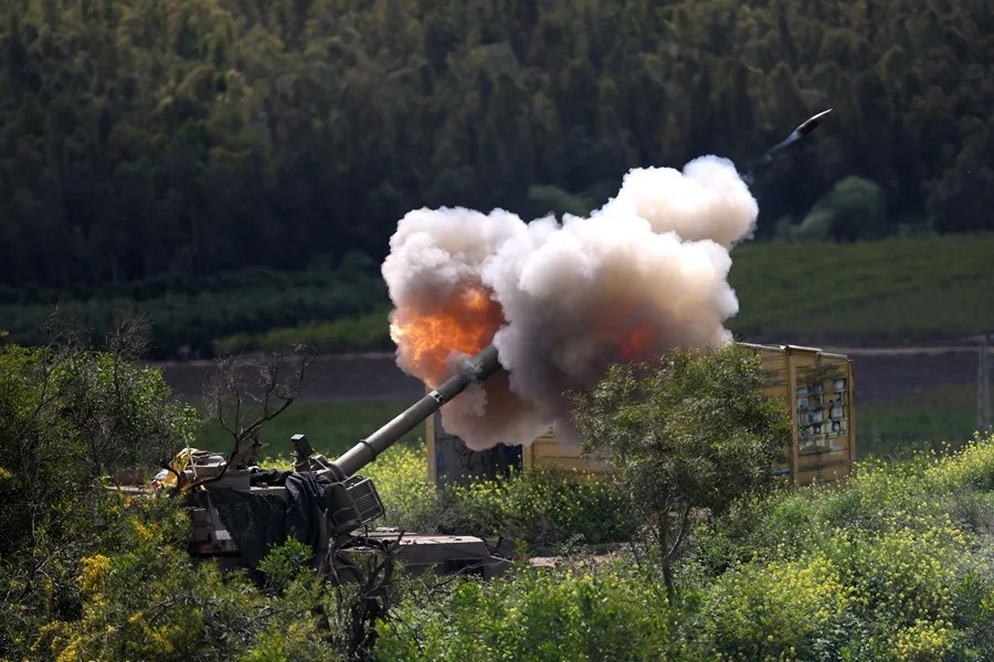 Una unidad de artillería israelí desplegada en la frontera entre Israel y Líbano bombardea objetivos al otro lado de la frontera en Líbano