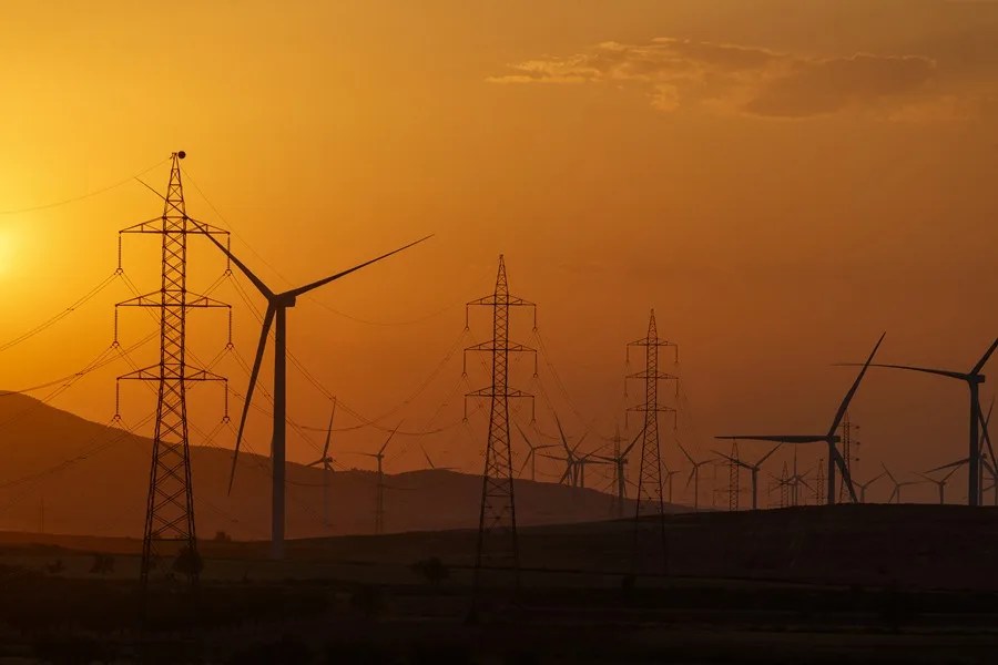 Torres eléctricas a la altura de la población zaragozana de Magallón.