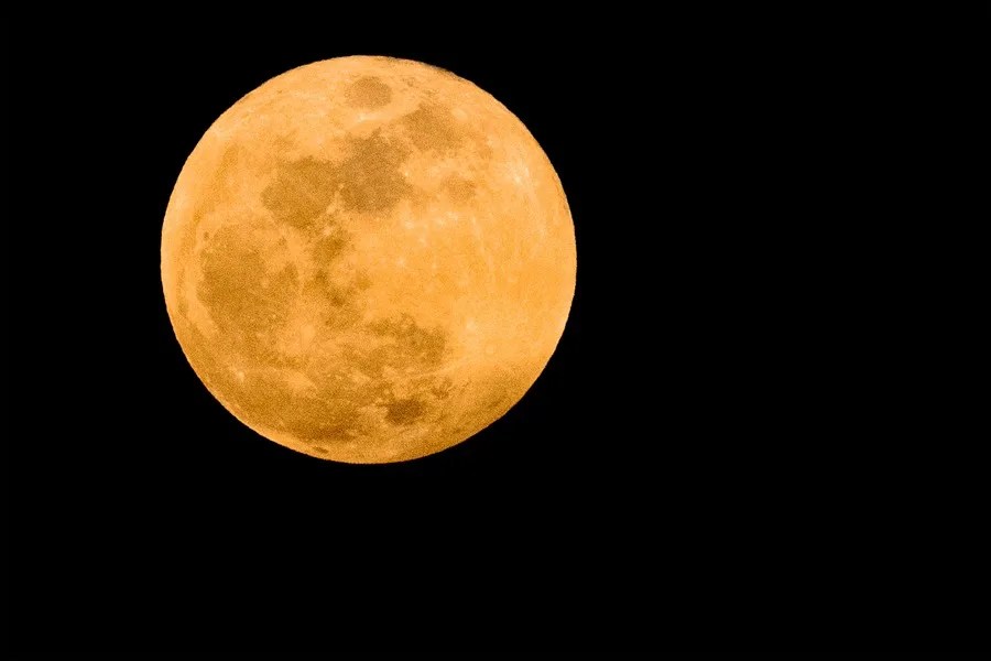 La luna llena de marzo de 2026, conocida como la Luna del Gusano, se eleva sobre Skopje, República de Macedonia del Norte