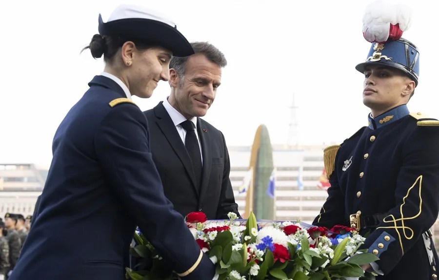 El presidente francés Emmanuel Macron (C) rinde homenaje a las víctimas de la Guerra de Corea