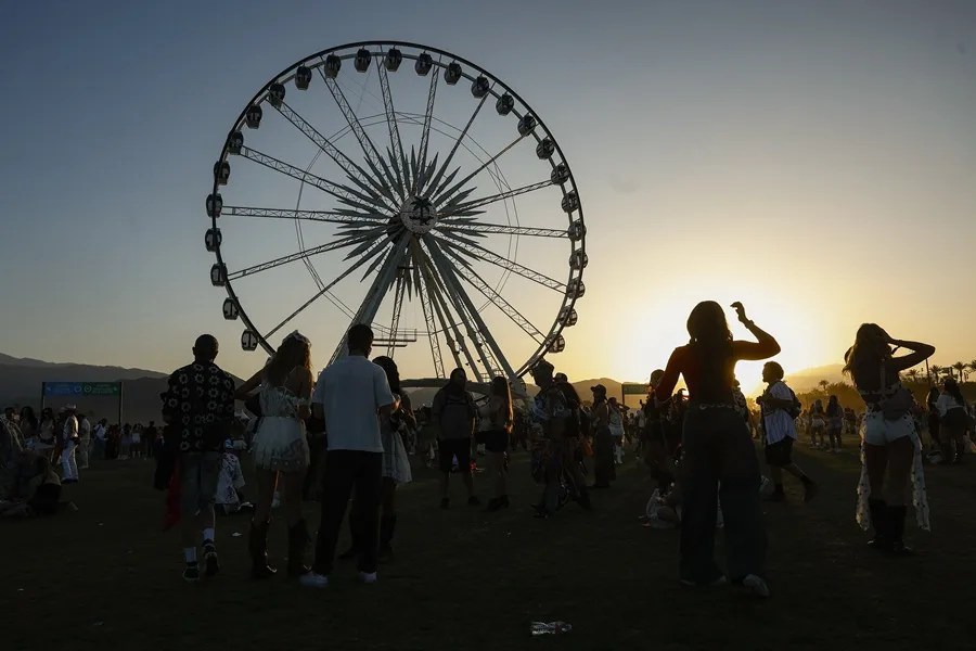 Los asistentes al festival se reúnen en la noria del festival de Coachella
