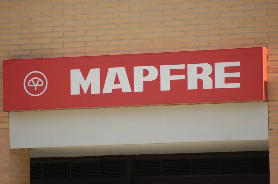 Imagen de archivo del logotipo de la Compañía de Seguros Mapfre Vida en una sucursal.