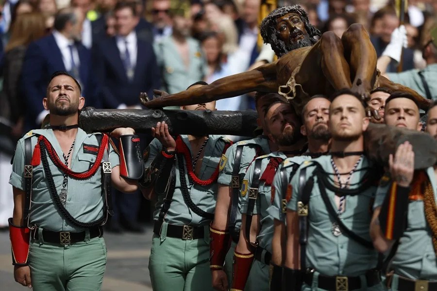 La compañía de honores de la Brigada Rey Alfonso XII de la Legión española porta a hombros el Cristo de la Buena Muerte y Ánimas