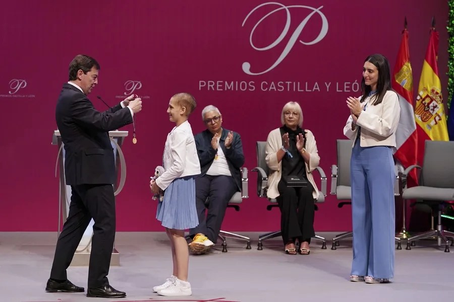 Maria Caamaño Muñez (c), recibe el Premio Castilla y León 2024 de Valores Humanos y Sociales.