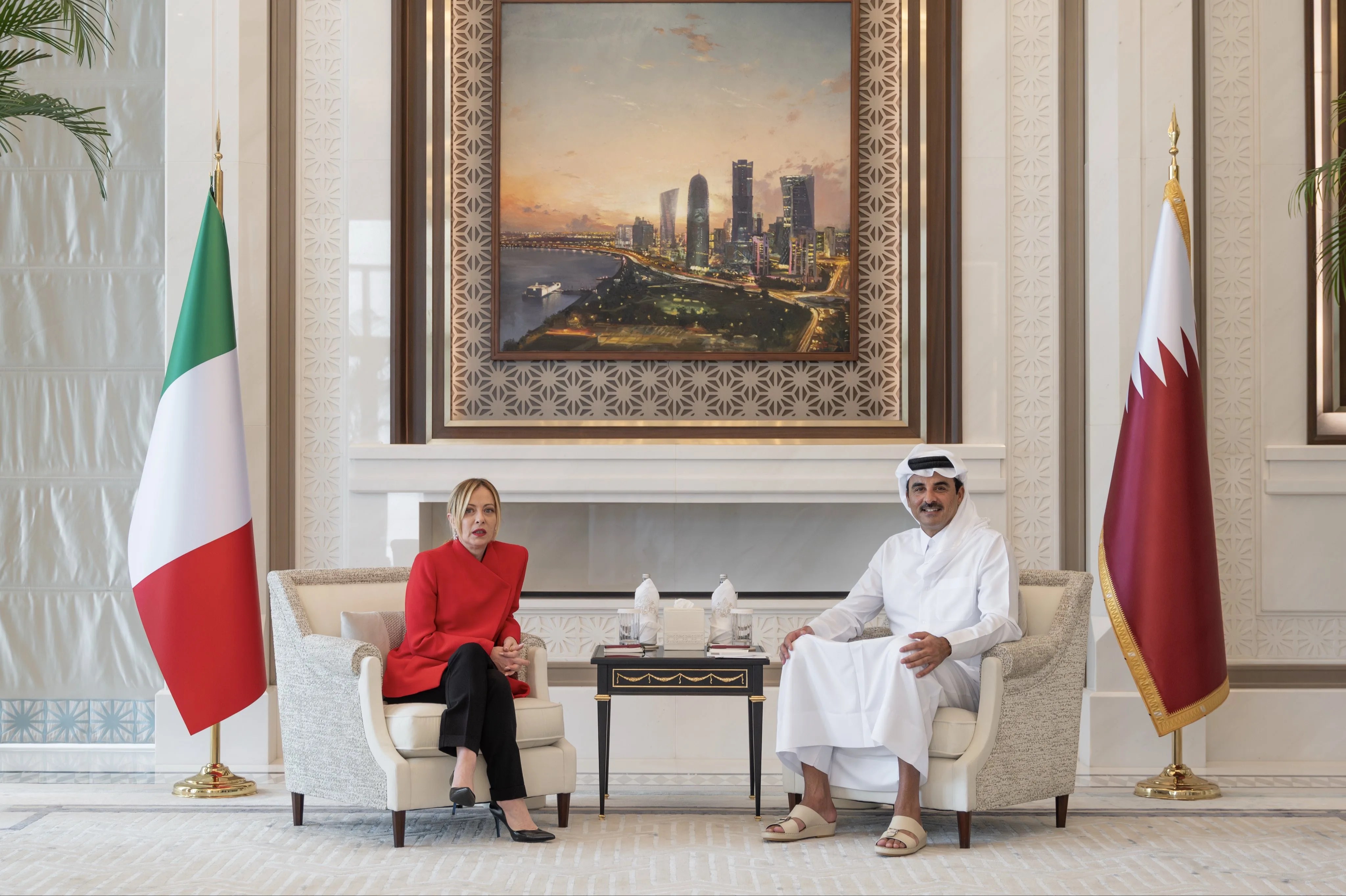 La primera ministra de Italia, Giorgia Meloni, trasladó este sábado al emir de Catar, Tamim bin Hamad Al Thani, la "cercanía" de su país frente a los ataques iraníes.