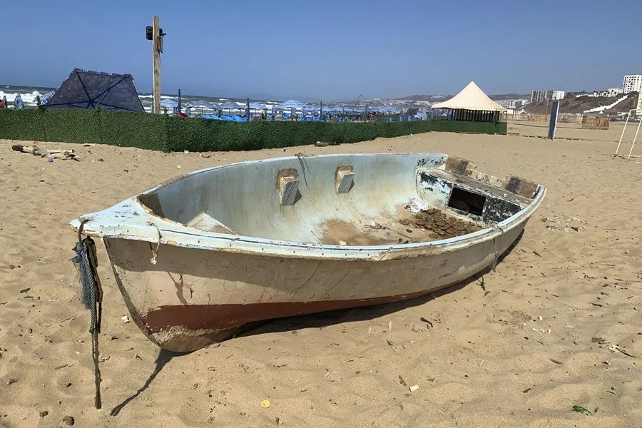 Imagen de una barcaza en una playa de Palma.