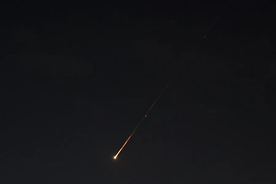 Estelas de proyectiles surcan el cielo