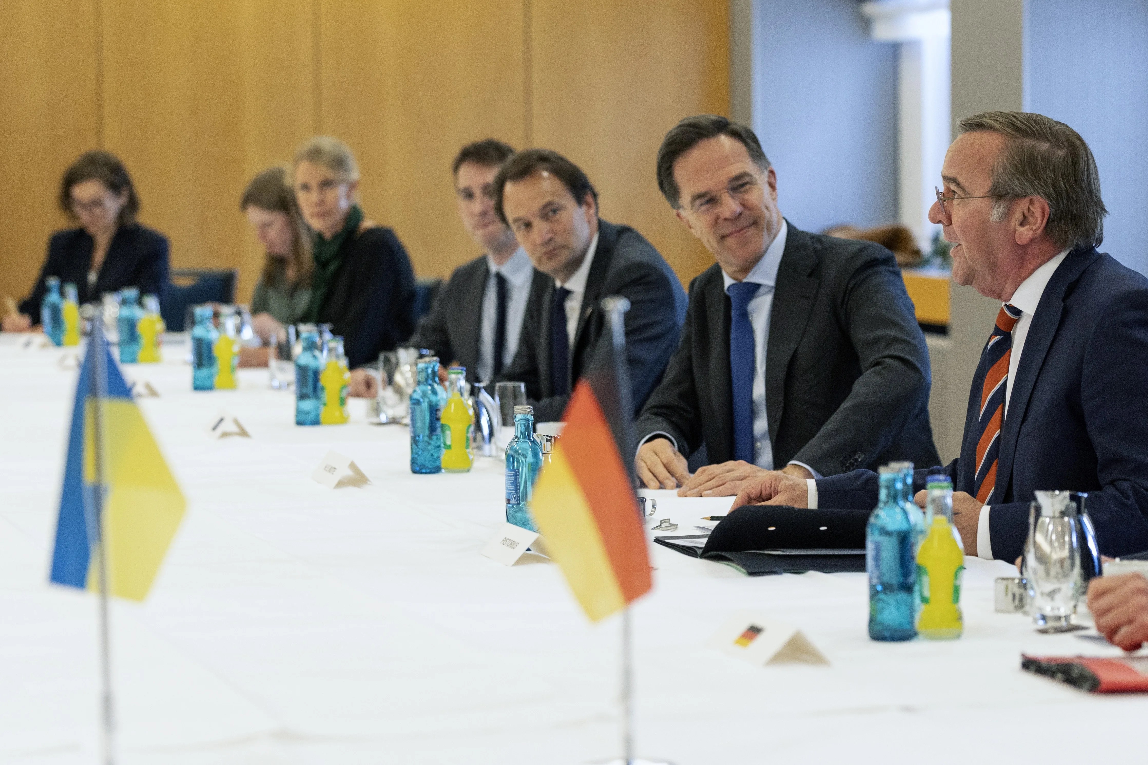 El secretario general de la OTAN, Mark Rutte (2-D), escucha al ministro de Defensa alemán, Boris Pistorius (D), pronunciando unas palabras de apertura durante una reunión del Grupo de Contacto para la Defensa de Ucrania, en Berlín, Alemania, 15 de abril de 2026.