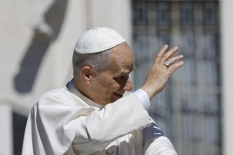 El Papa León XIV saluda