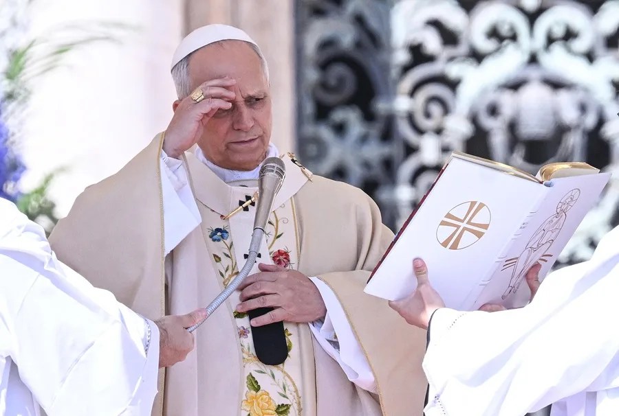 El papa León XIV durante la misa de Domingo de Resurrección celebrada en la plaza de San Pedro del Vaticano.