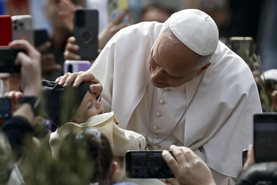 El Papa León XIV saluda a los fieles durante la Santa Misa del Domingo de Ramos en la Plaza de San Pedro