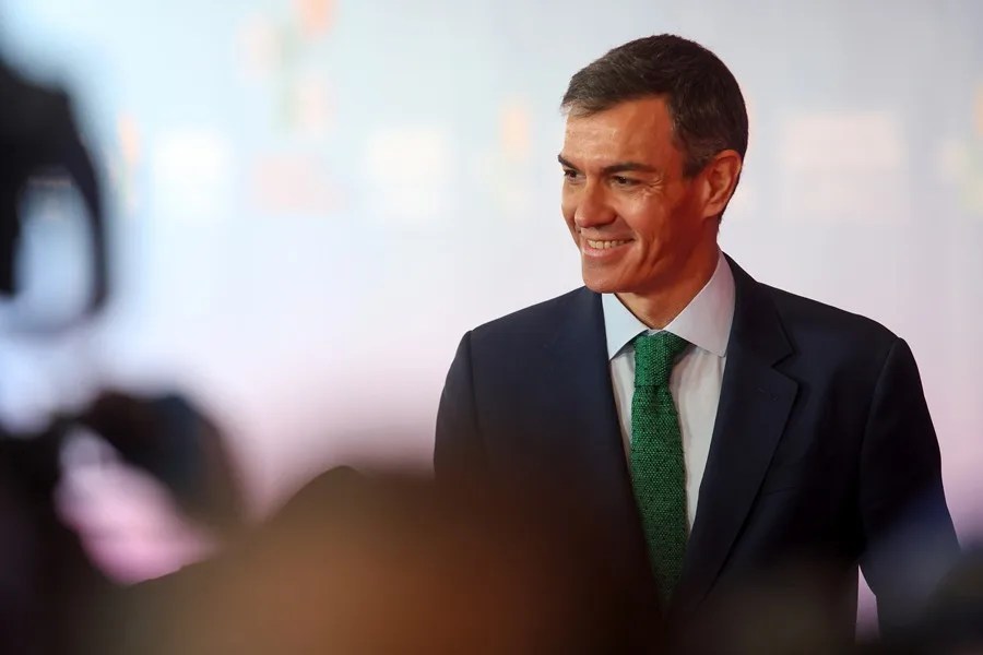 El presidente del Gobierno español, Pedro Sánchez, habla con la prensa durante una reunión informal de jefes de Estado o de Gobierno de la UE en Lefkosia, Chipre