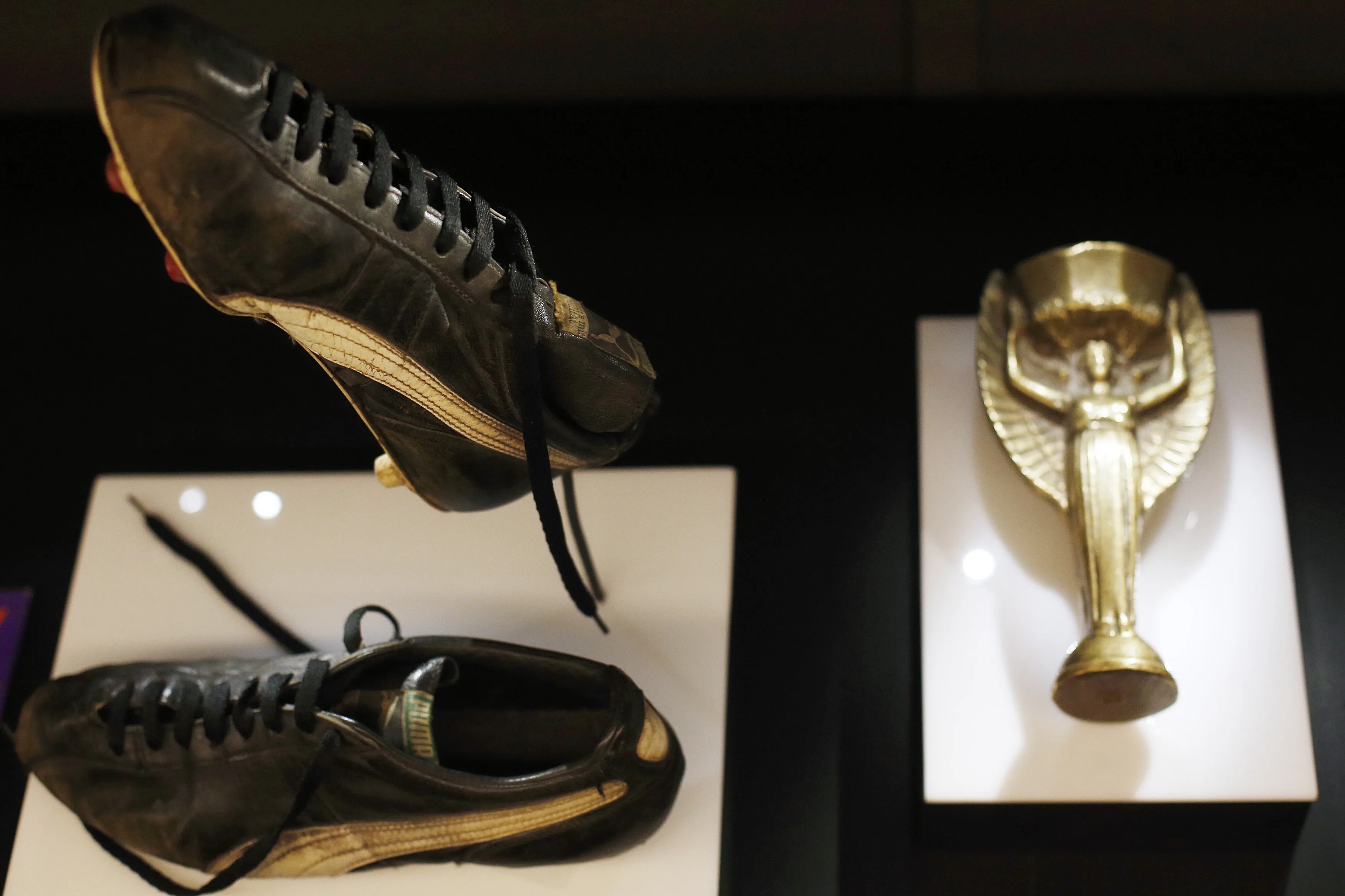 Fotografía de las botas usadas por Pelé en el mundial de México 1970, exhibidas en la exposición "Pelé, el rey del Fútbol", en Santiago de Chile en 2016. EFE/Mario Ruiz