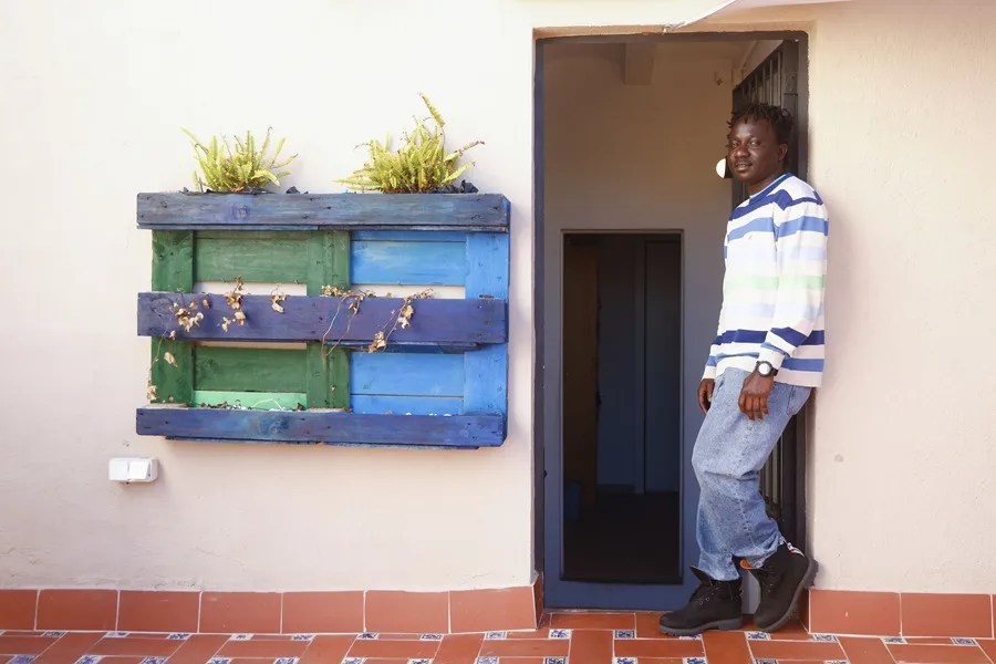 Olalekan Lawal, un matemático nigeriano de 27 años que llegó a la ciudad condal hace cuatro, sigue atrapado en la irregularidad.