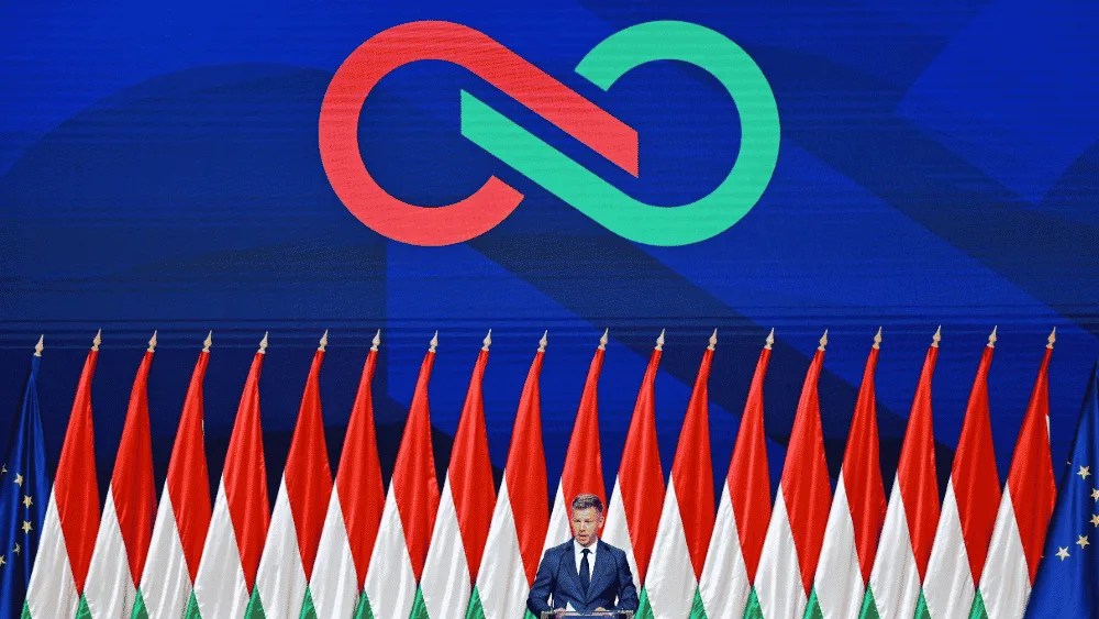 El líder y candidato a primer ministro del partido opositor húngaro Tisza, Peter Magyar, ofrece una rueda de prensa en Budapest, Hungría,
