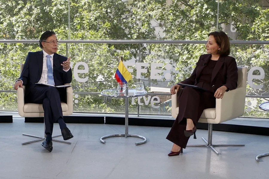La presentadora de TVE, Pepa Bueno (d) y el presidente Colombia, Gustavo Petro (i) durante la segunda entrega de 'Los Desayunos' de RTVE y la Agencia EFE