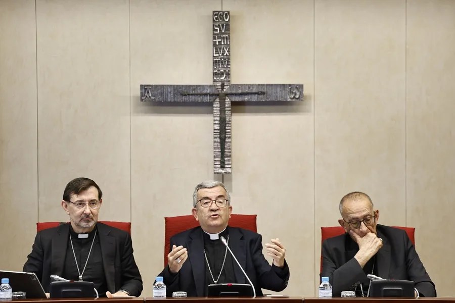 El presidente de la Conferencia Episcopal Española (CEE), Luis Argüello (c), preside la 129ª Asamblea Plenaria de la institución