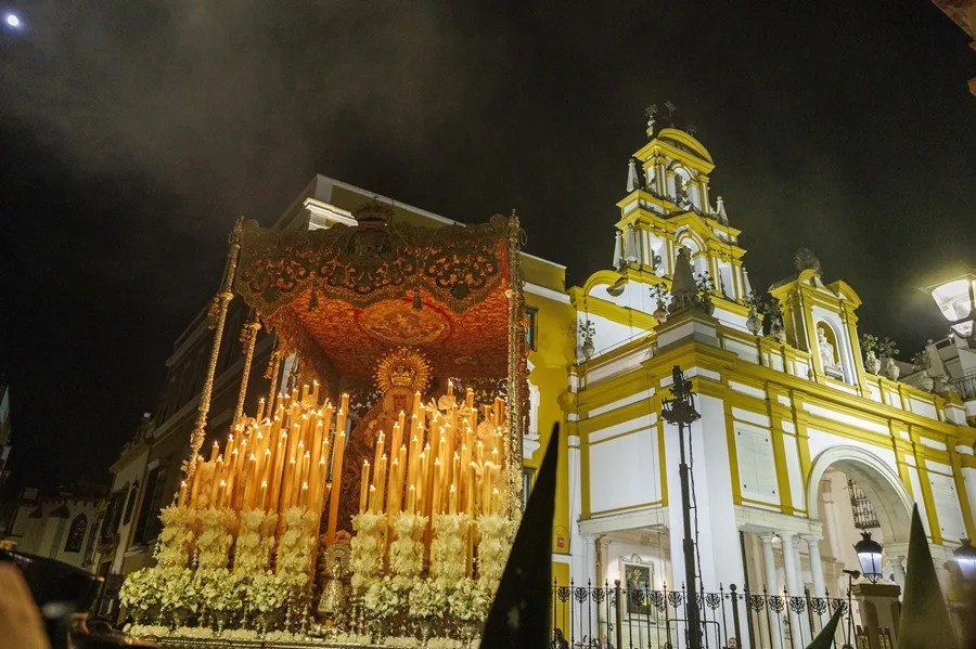 El paso de la Esperanza Macarena tras abandonar su Basílica para iniciar su estación de penitencia.