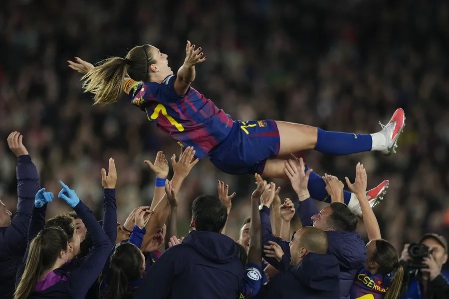 La jugadora del FC Barcelona, ​​Alexia Putellas, es alzada en brazos por compañeras y miembros del equipo