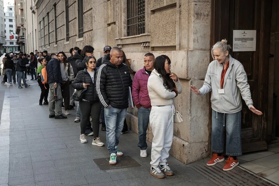 Un gran número de personas guarda cola ante el padrón municipal de Valencia