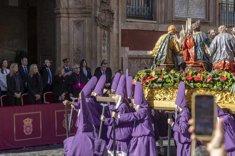 La reina Sofía acompañada por la infanta Elena (c) acompañada por las infantas, este Viernes Santo durante la procesión de los Salzillos