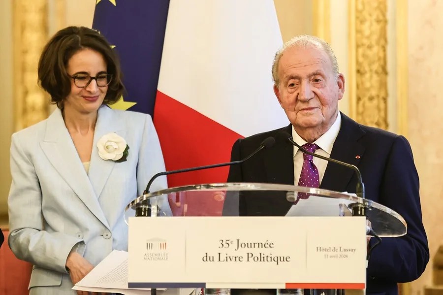 El exrey de España Juan Carlos I (derecha) habla junto a la periodista francesa Laurence Debray