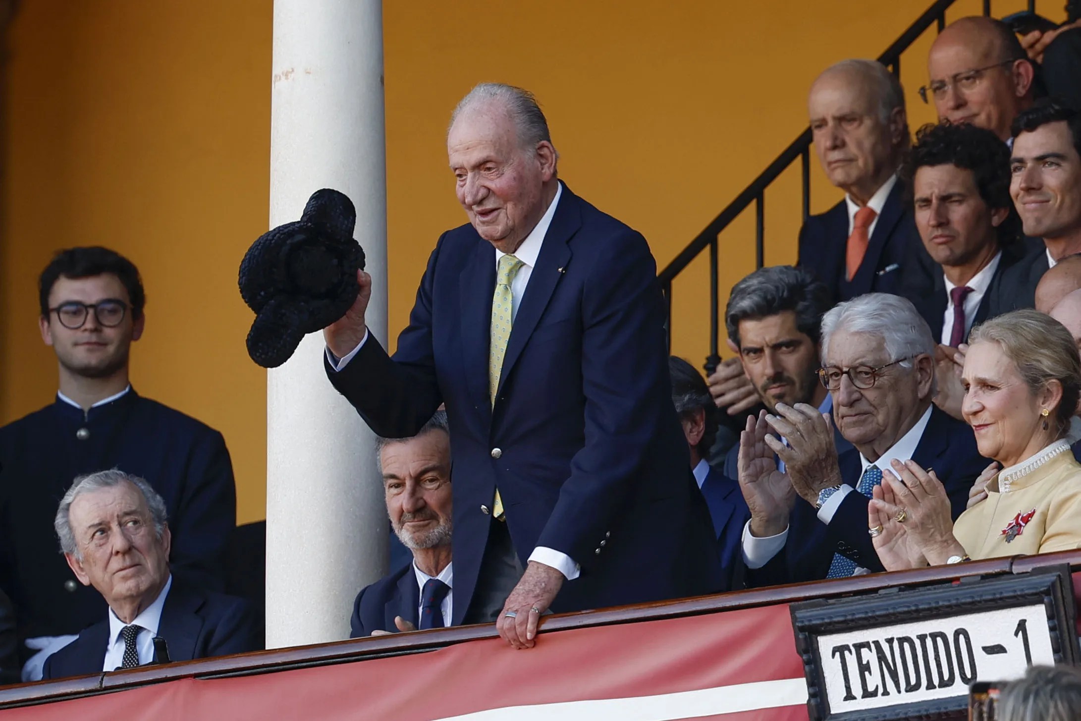 El público de la plaza de toros de La Maestranza de Sevilla ha recibido esta tarde con una ovación al rey emérito Juan Carlos I (c), que asiste a la reaparición de Morante de la Puebla, en una corrida en la que completan cartel el peruano Roca Rey y David de Miranda.