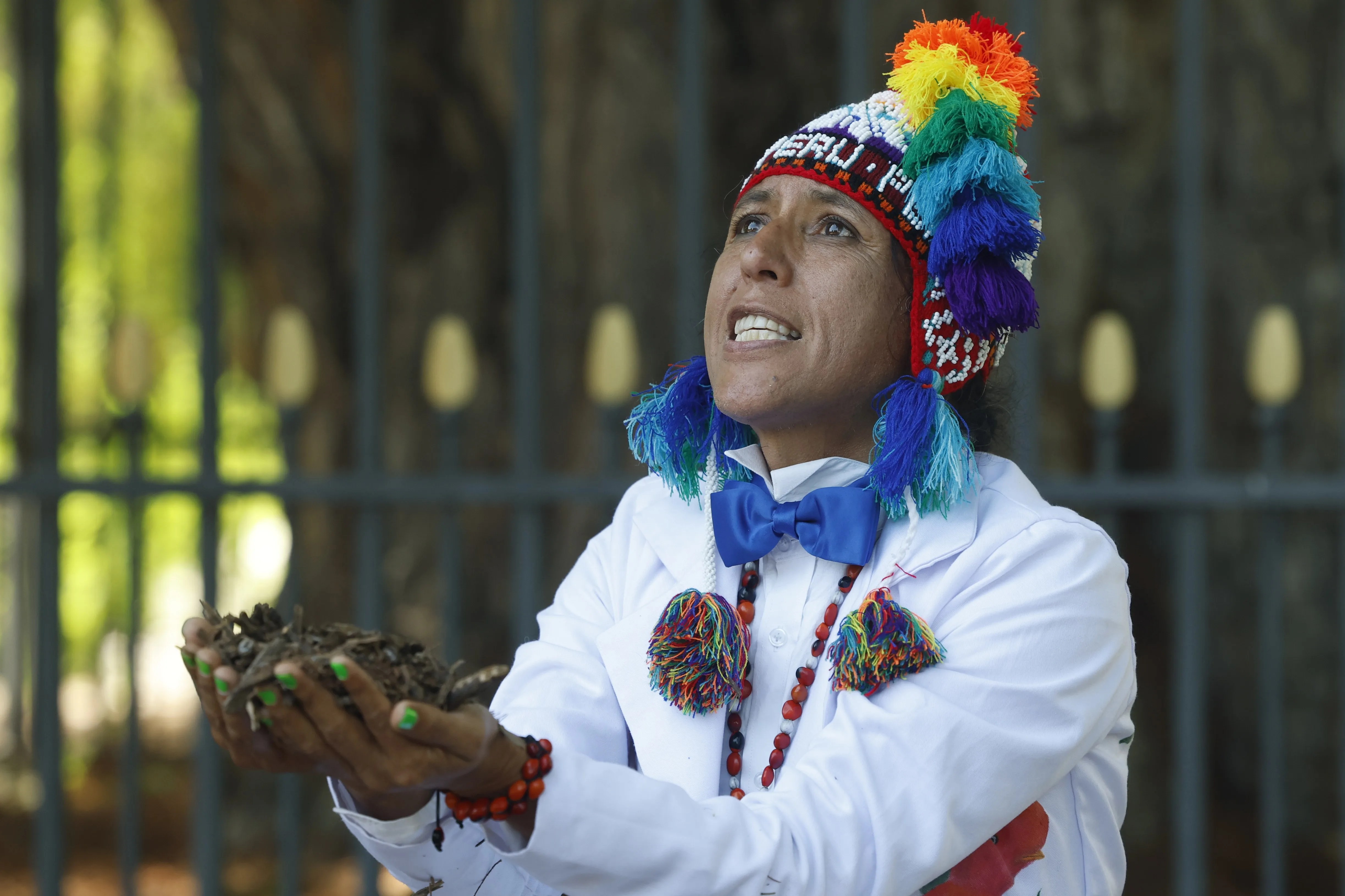 Con motivo del Día Mundial de la Tierra, el actor y activista amazónico peruano Richard Torres 'renueva sus votos' con un histórico ciprés mexicano plantado en el parque del Retiro en 1632 y con el que ya había celebrado 'una boda' en 2022, para reclamar el fin de la tala indiscriminada.