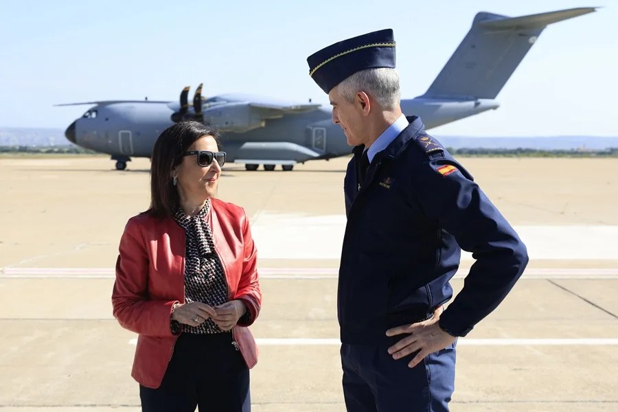 La ministra de Defensa, Margarita Robles, acompañada del General Luis Alberto Martínez Ruiz, visita este lunes la base aérea de Zaragoza.