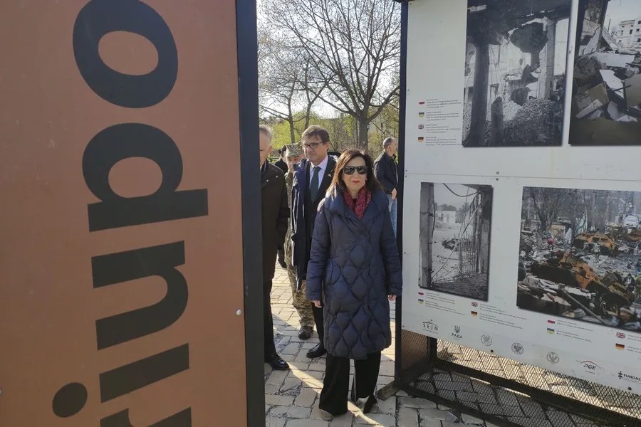 La ministra de Defensa de España, Margarita Robles, en el centro de Kiev este miércoles.
