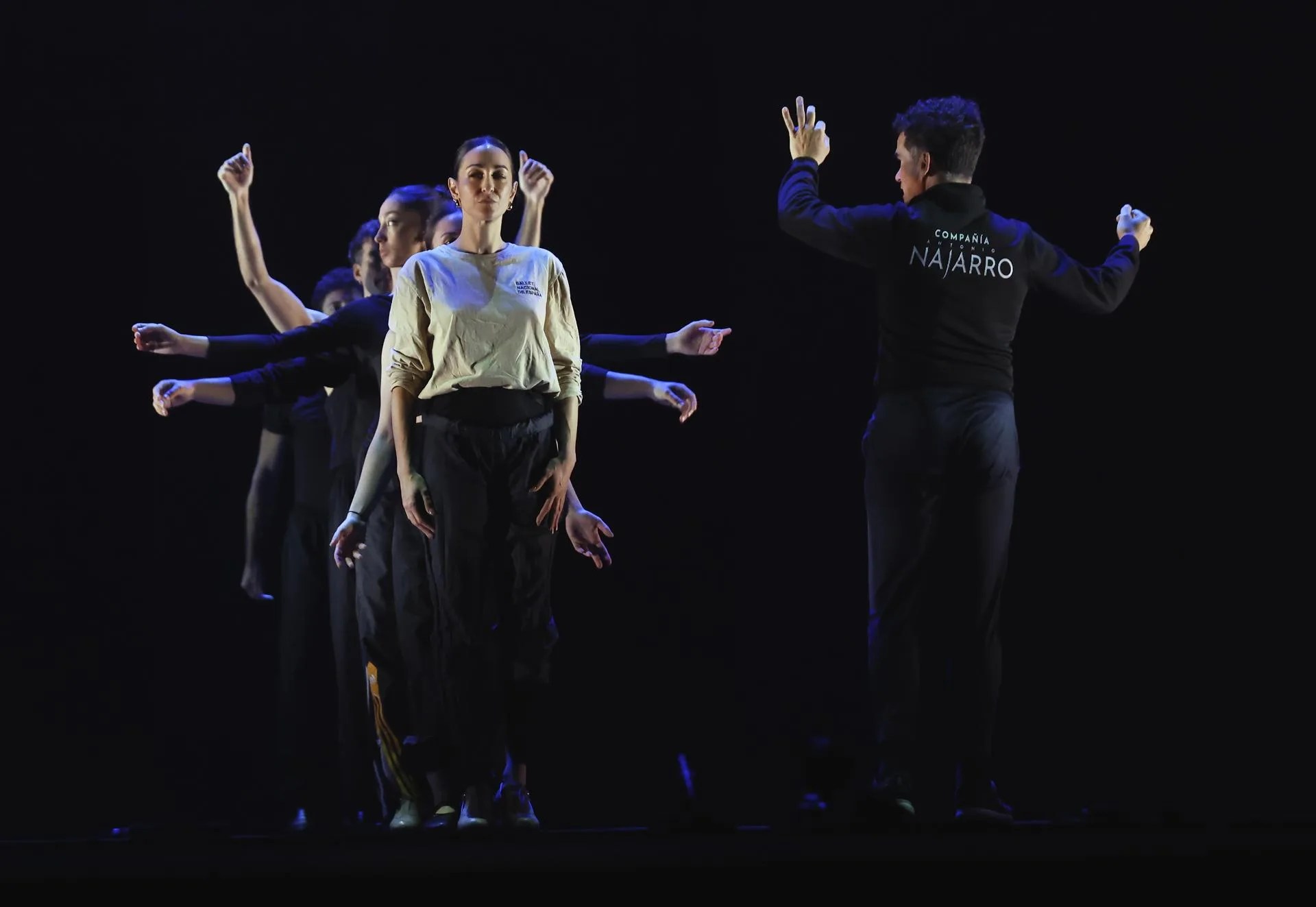 ST. PETERSBURG (Russian Federation), 15/04/2026.- Antonio Najarro (R) rehearses with artists from Antonio Najarro’s Spanish company a scene from Return (Querencia) as part of the 25th Dance Open International Ballet Festival at the Alexandrinsky Theatre in St. Petersburg, Russia, 15 April 2026. (Rusia, España, San Petersburgo) EFE/EPA/ANATOLY MALTSEV
