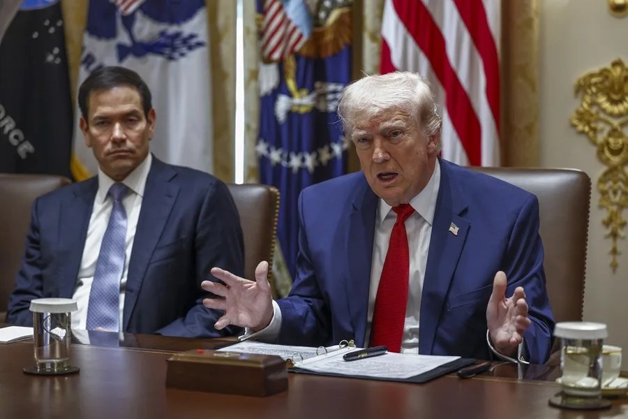 El presidente de Estados Unidos, Donald J. Trump (derecha), junto al secretario de Estado Marco Rubio