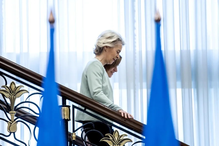 La presidenta moldava Maia Sandu (atrás) y la presidenta de la Comisión Europea Ursula von der Leyen