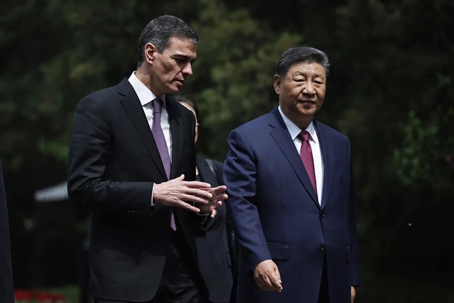 El jefe del Gobierno español, Pedro Sánchez con su homólogo chino, Xi Jinping, durante un encuentro el pasado año