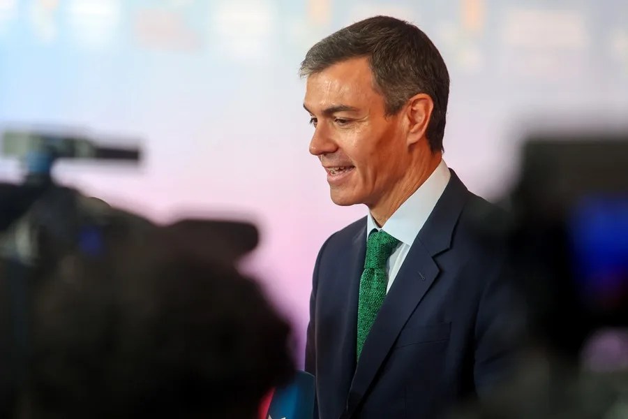 El presidente del Gobierno español, Pedro Sánchez, habla con la prensa