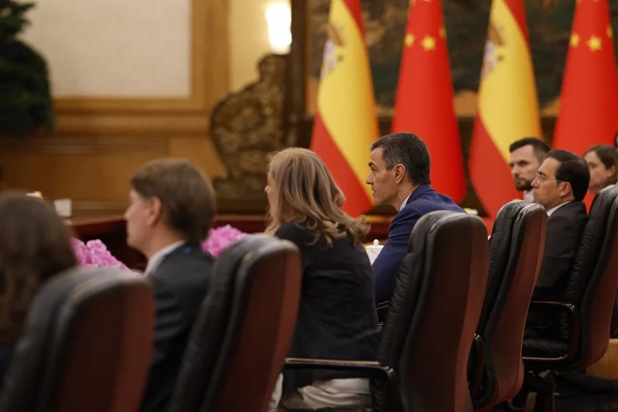 Pedro Sánchez (cuarto por la izquierda) asiste a una reunión con el presidente de China, Xi Jinping