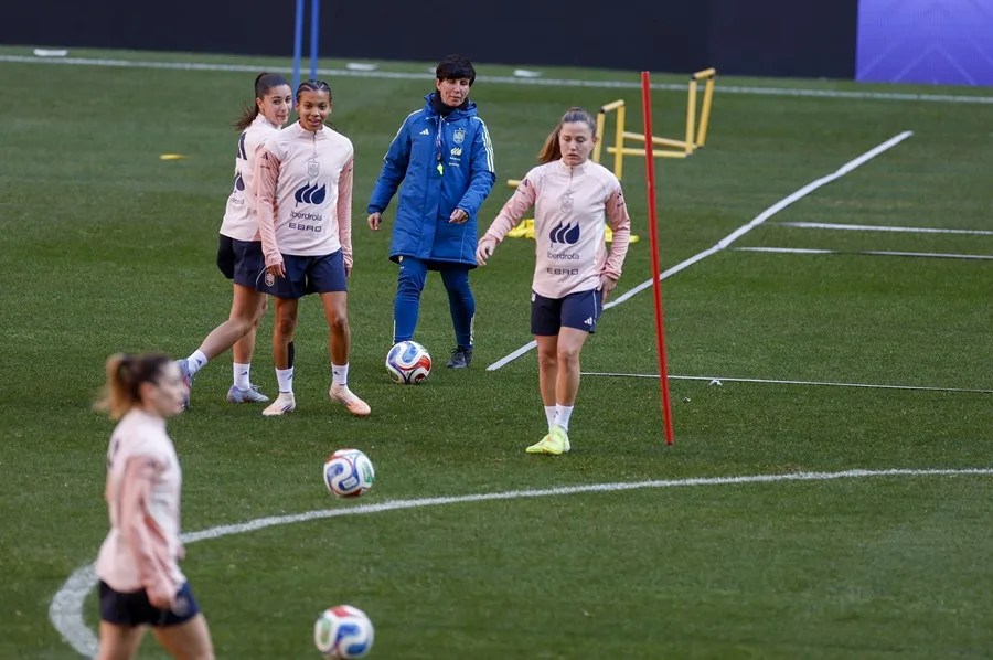 La seleccionadora femenina de fútbol Sonia Bermúdez (c)