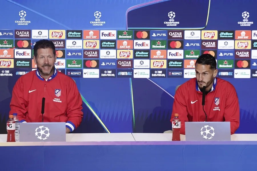 El entrenador del Atlético de Madrid Diego Pablo Simeone (i) y el centrocampista Jorge 'Koke' Resurreción