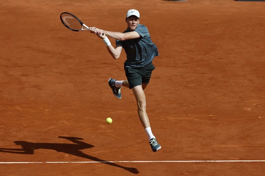 El tenista italiano Jannik Sinner se enfrenta al británico Cameron Norrie