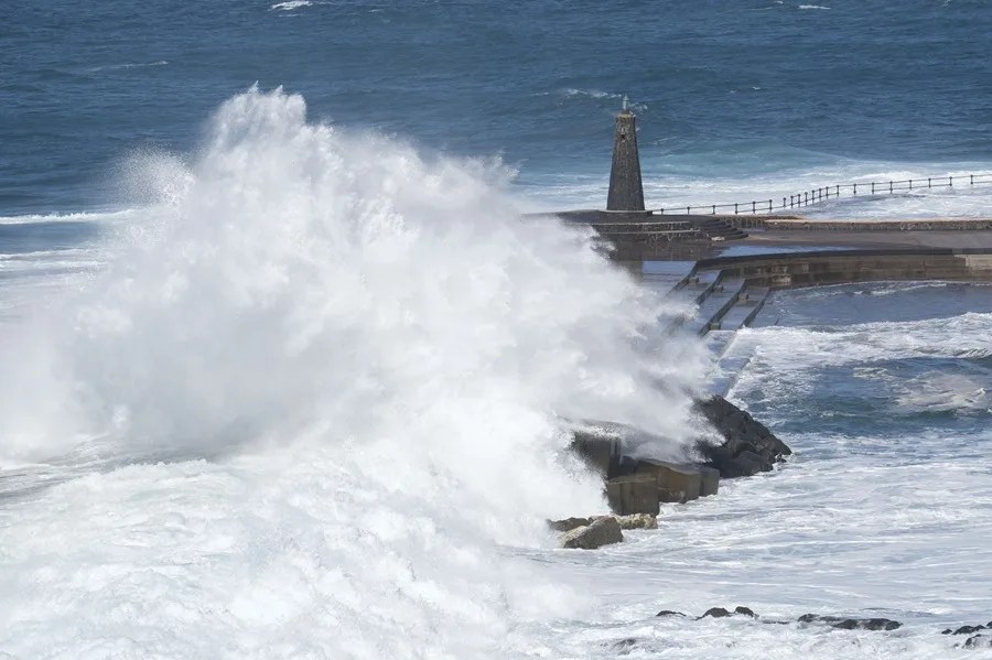Fuerte oleaje golpea la localidad de Bajamar en Tenerife