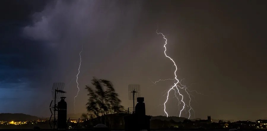 Un rayo cae este martes sobre San Sebastián durante una tormenta