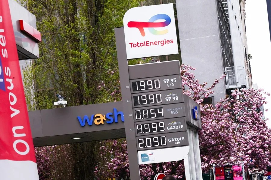 Una pantalla informativa muestra los precios de la gasolina en una estación de servicio TotalEnergies