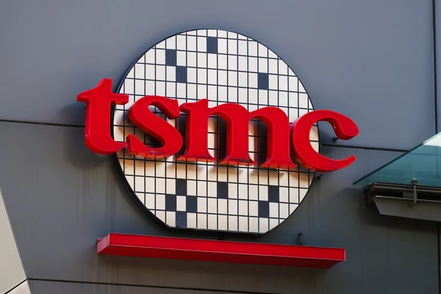 El logotipo de TSMC (Taiwan Semiconductor Manufacturing Company Limited) se exhibe en su edificio en Hsinchu, Taiwán