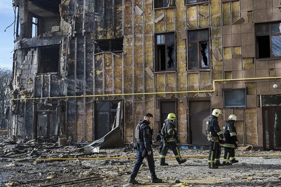 Equipos de rescate ucranianos trabajan en el lugar donde un dron ruso atacó un edificio residencial en Járkov