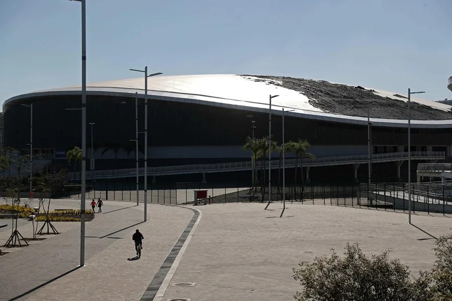Fotografía del tejado parcialmente destruido del velódromo olímpico, en 2017.