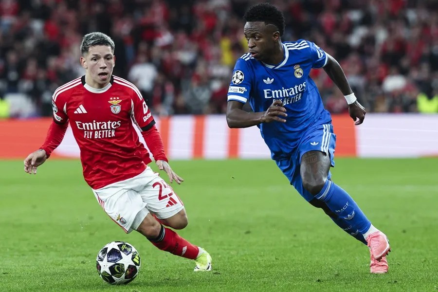 Gianluca Prestianni (i) del Benfica disputa el balón con Vinicius Junior del Real Madrid