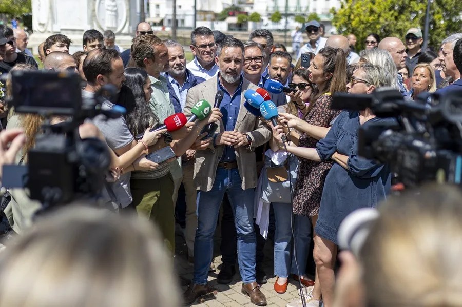 El presidente de Vox, Santiago Abascal, comparece ante los medios de comunicación, este viernes en la Plaza de España de Ayamonte (Huelva).