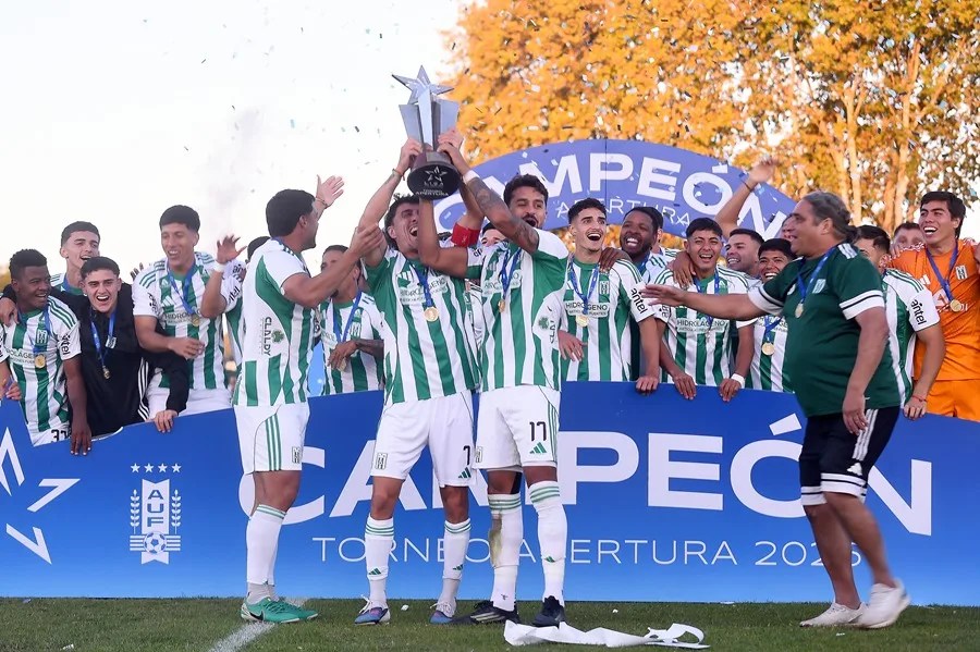 Racing celebra con sus hinchas su primer título profesional en 107 años
