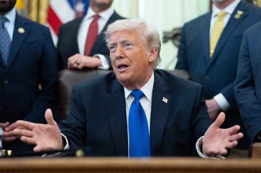 Fotografía de archivo del presidente de los Estados Unidos, Donald J. Trump, en el Despacho Oval de la Casa Blanca en Washington. EFE/EPA/AARON SCHWARTZ / POOL