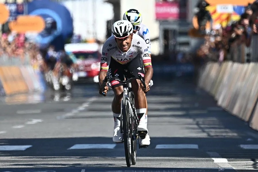 Narváez regala a Ecuador el triplete del Giro; Eulalio sigue de rosa